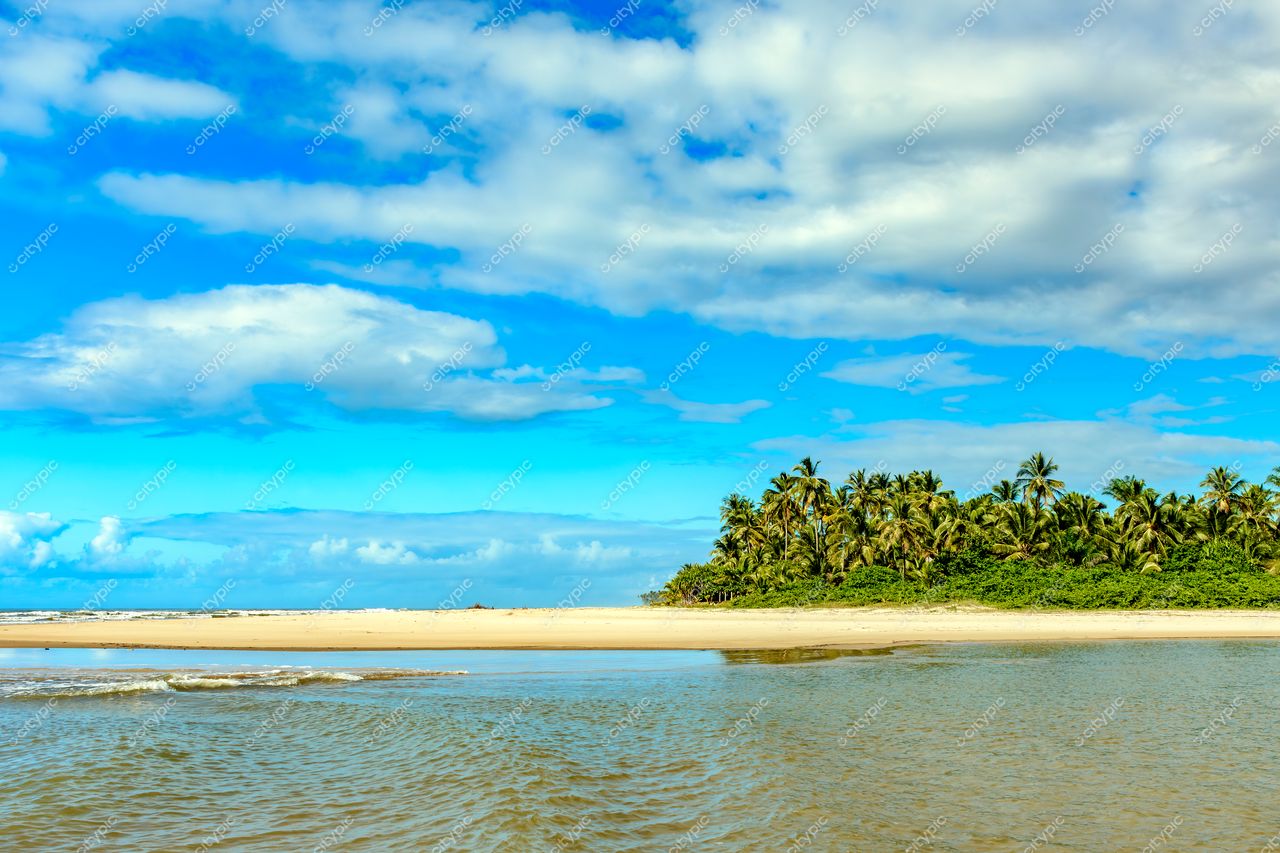 Uruçuca, Bahia: Praia paradisíaca de areias douradas e águas calmas