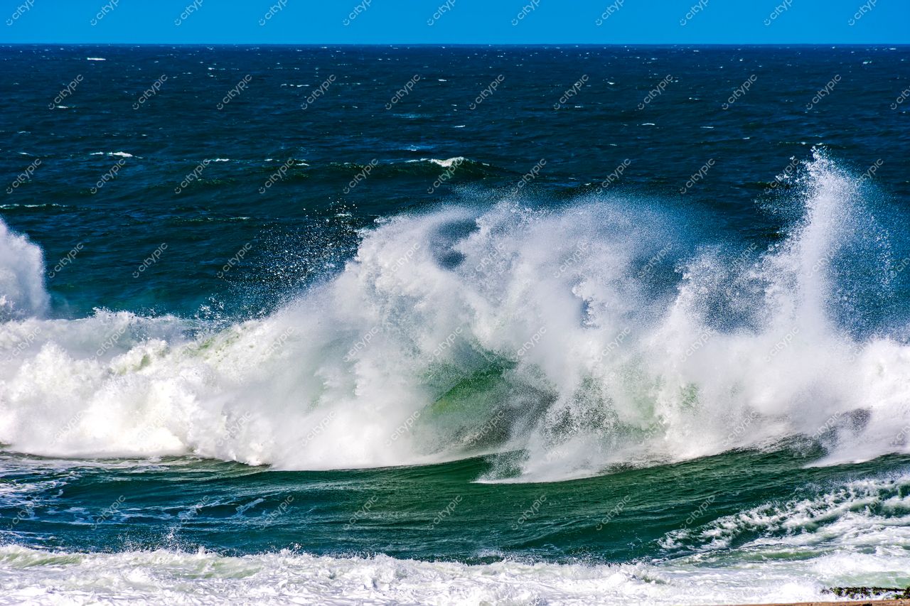 Oceano Vibrante em Ipanema, Rio de Janeiro: O Espetáculo das Ondas e Espumas