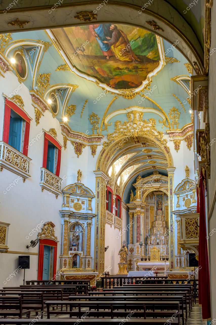 Igreja Histórica no Pelourinho: Beleza e Reverência em Salvador, Bahia