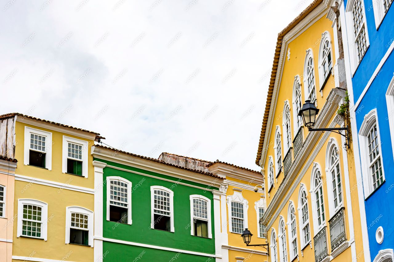 Pelourinho, Salvador: A vibrante herança cultural da Bahia em tons de amarelo, verde e azul