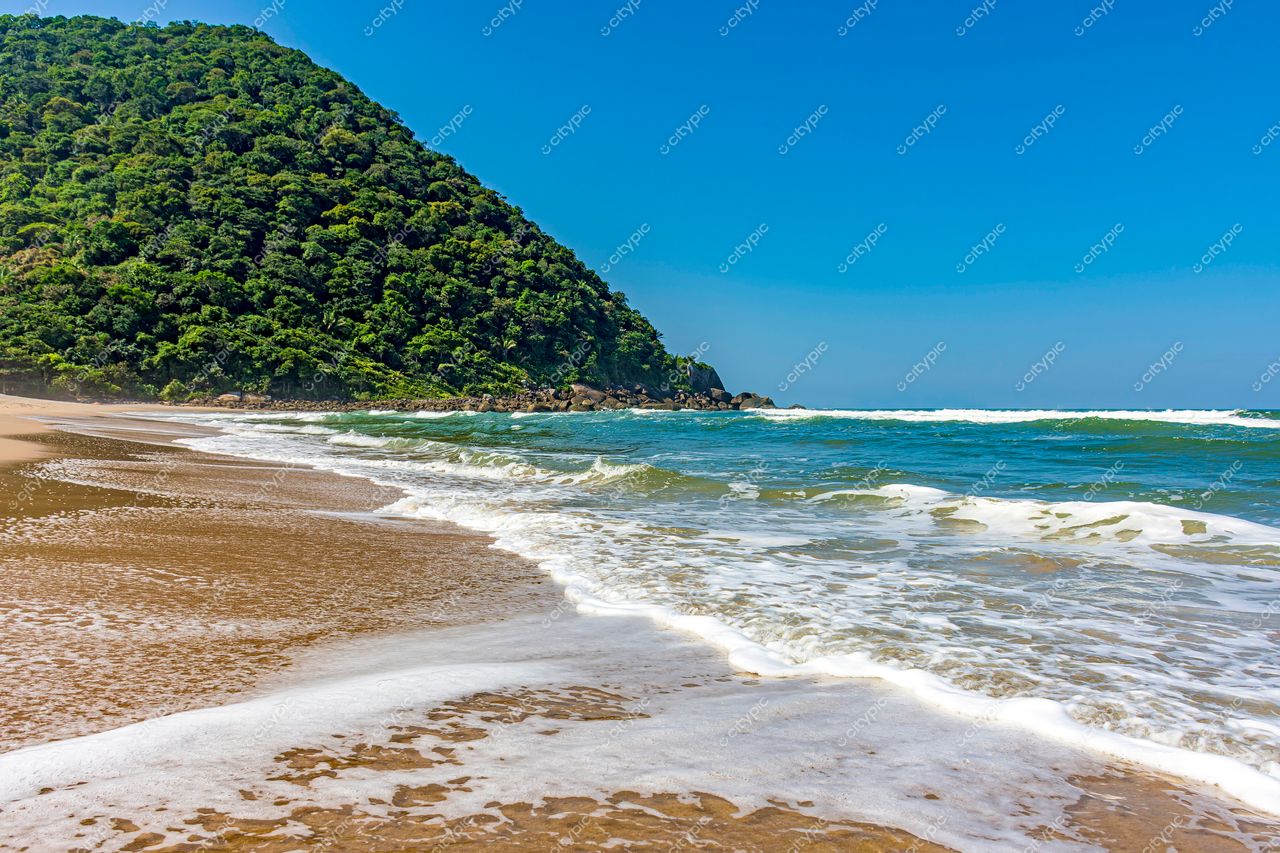 Guarujá, São Paulo: Serenidade na Praia de Areia Dourada