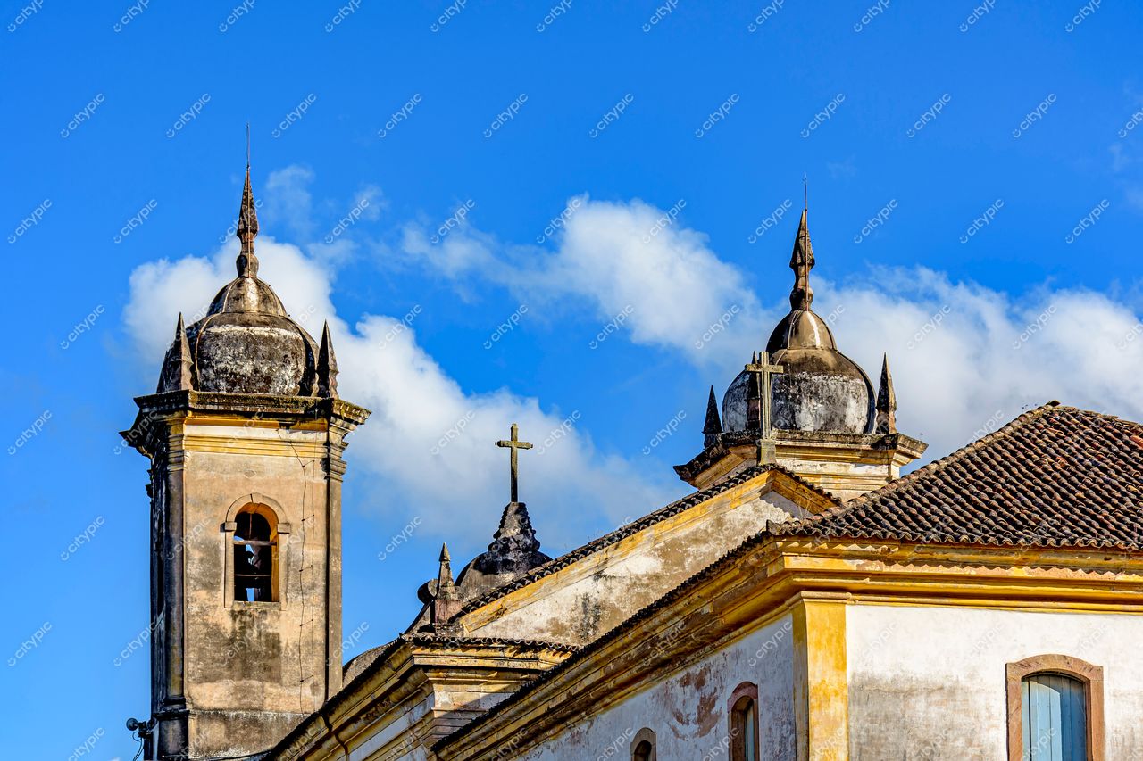 Ouro Preto, Minas Gerais: Igreja histórica em estilo colonial brasileiro sob o céu azul de nuvens brancas