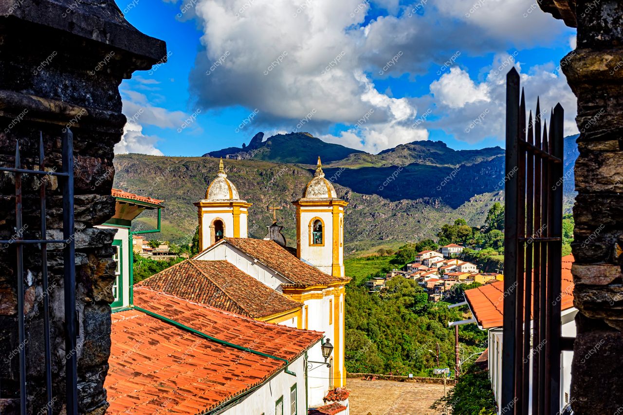 Ouro Preto, Minas Gerais: Igreja colonial e montanhas em harmonia