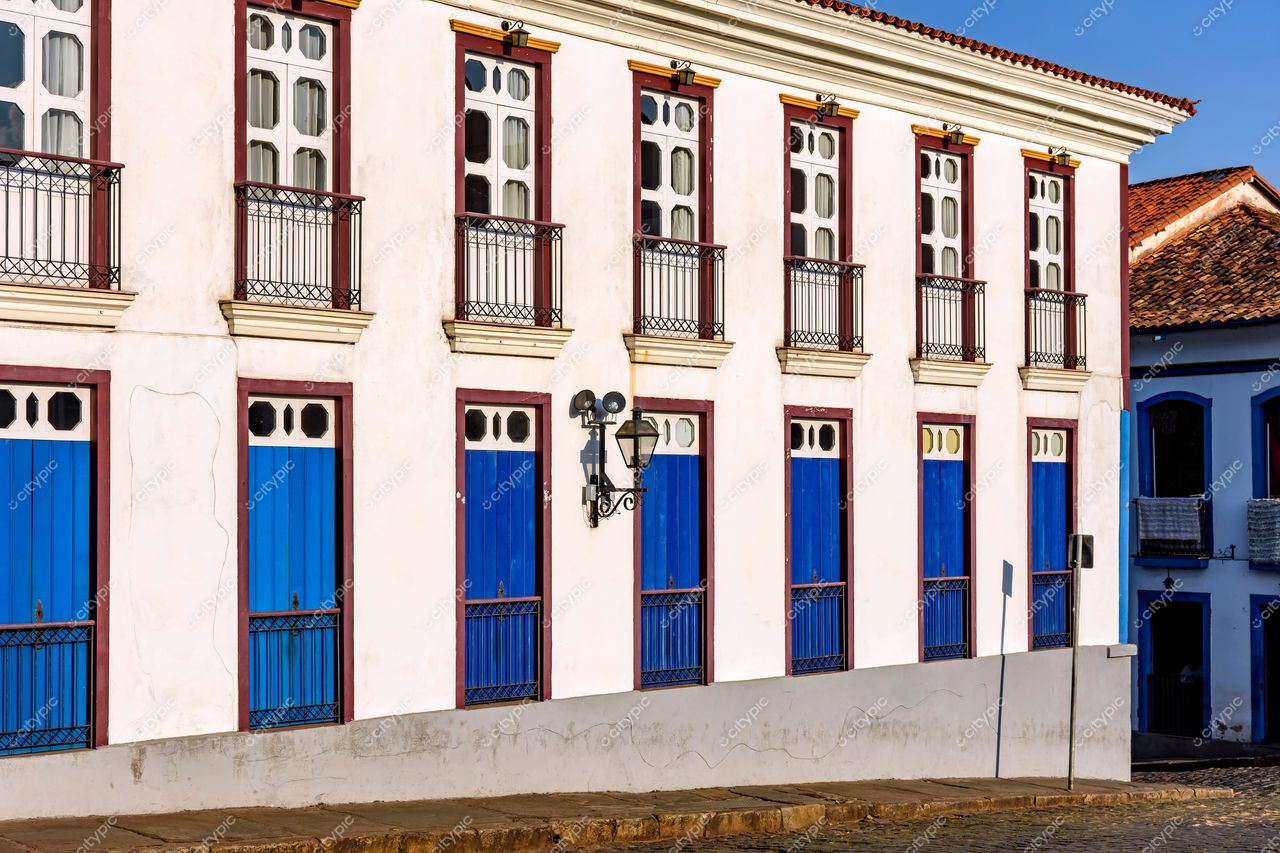 Ouro Preto, Minas Gerais: Fachada histórica com janelas azuis e varandas de ferro
