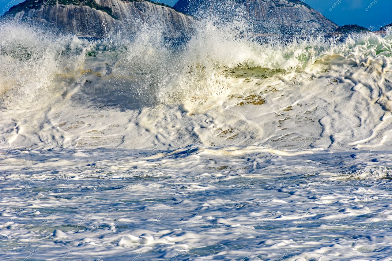 Ondas de Ipanema: Beleza e Força do Mar no Rio de Janeiro, Brasil