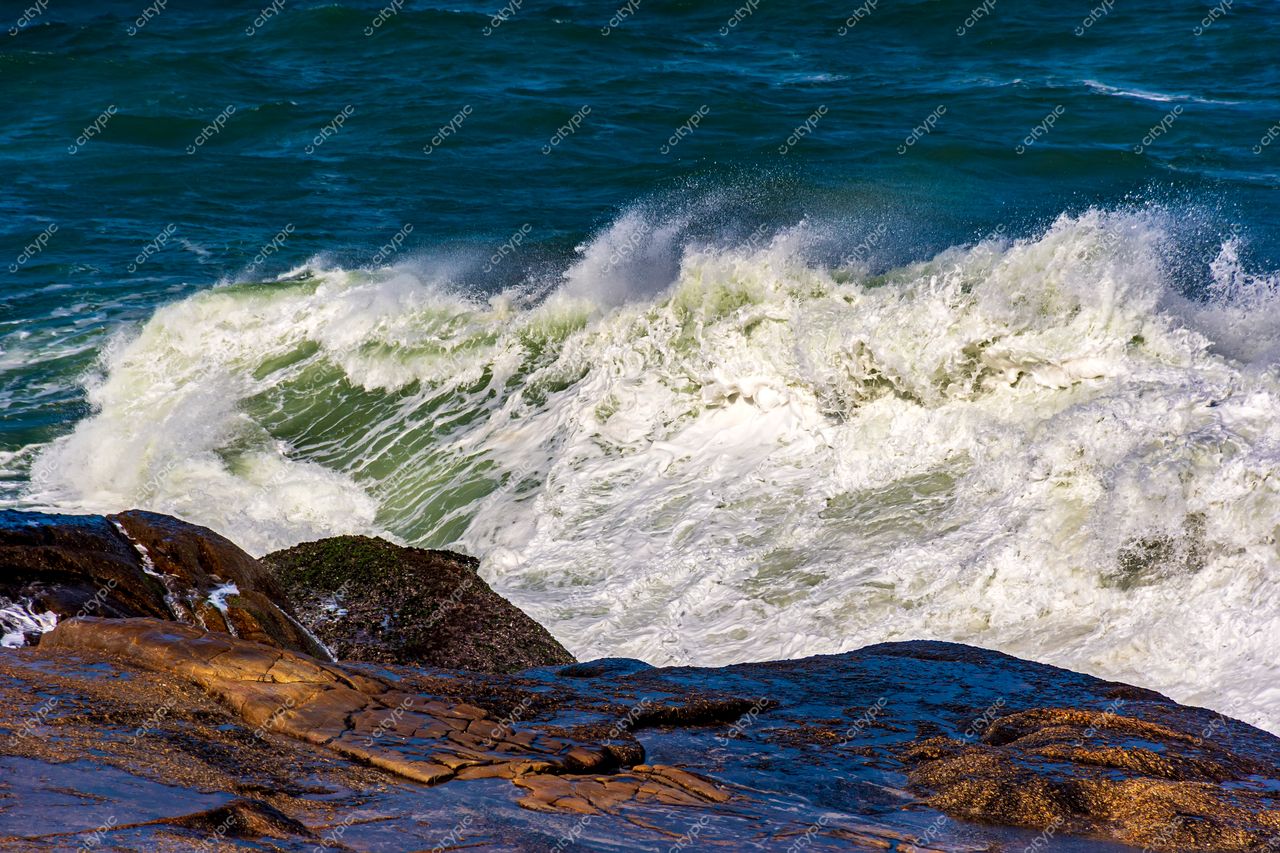 Ipanema, Rio de Janeiro: Espetáculo de ondas e rochas na costa carioca