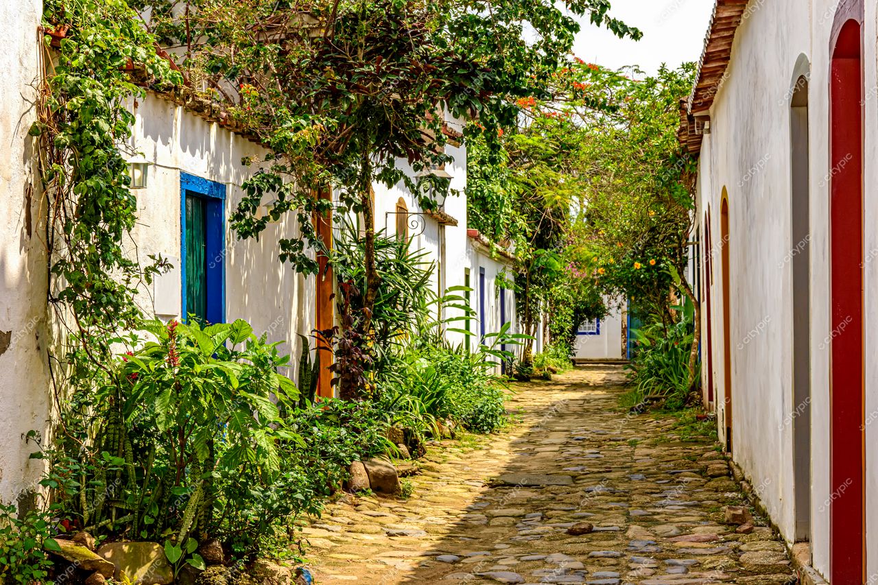 Paraty, Rio de Janeiro: Rua pitoresca e tranquila em meio à exuberante natureza