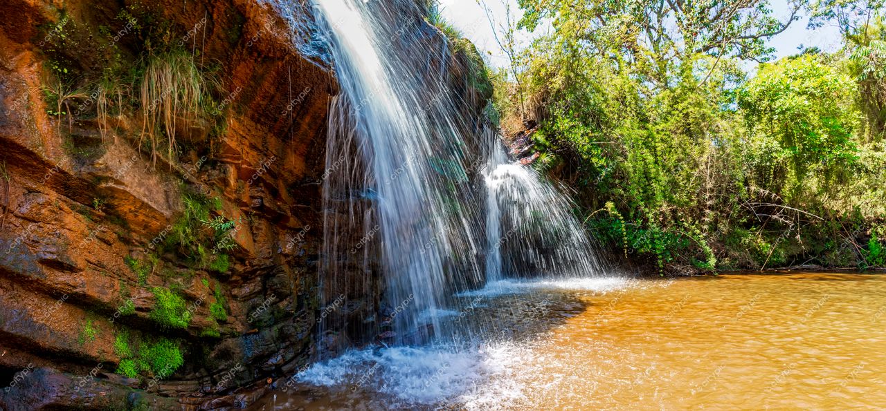 Oásis de Serenidade: A Beleza da Natureza em uma Cachoeira Ensolarada