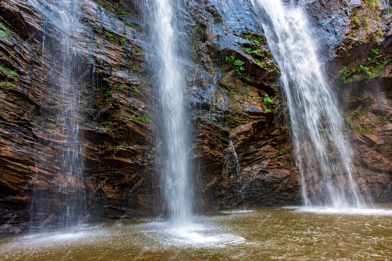 Oásis de Serenidade: A Beleza da Cachoeira de Duas Quedas