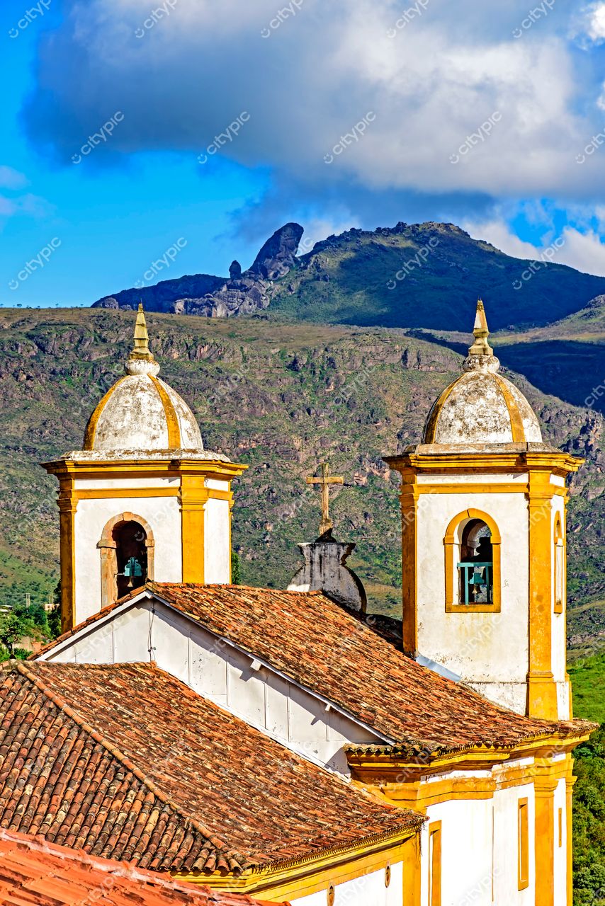 Ouro Preto, Minas Gerais: Igreja com cúpulas douradas em meio à paisagem colonial e natural exuberante