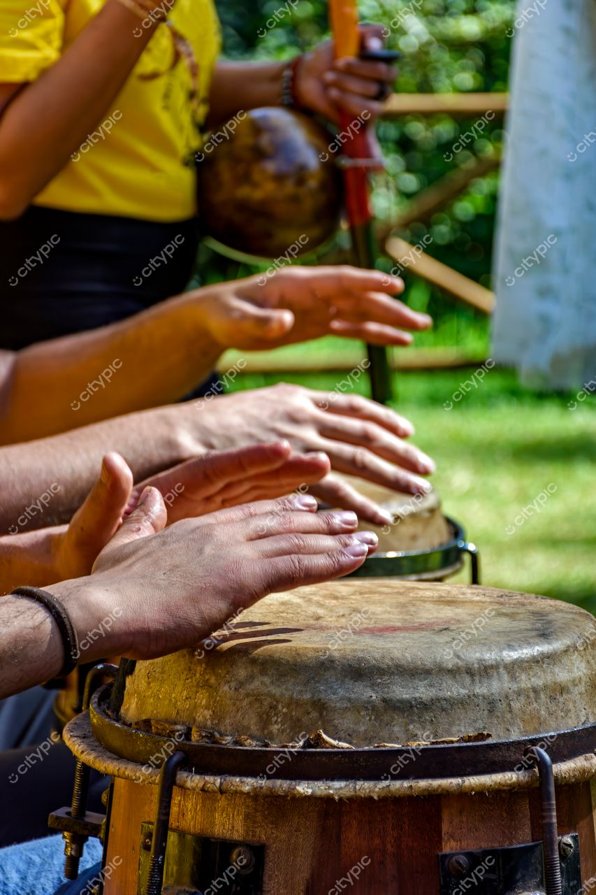 Batidas ao ar livre: a energia da música ao vivo em destaque