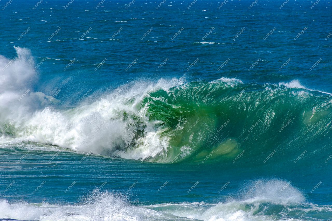 Onda poderosa em Ipanema: a força do mar no Rio de Janeiro, Brasil