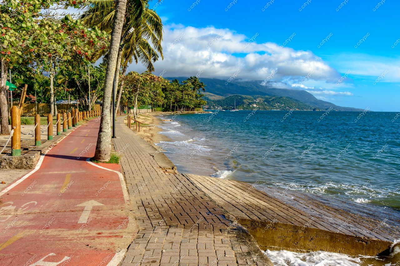 Ciclovia vermelha à beira-mar em Ilhabela, São Paulo: um convite à conexão com a natureza