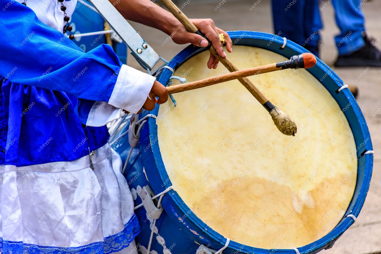 Belo Horizonte, Minas Gerais, Brasil: Músico(a) tocando tambor em evento cultural vibrante