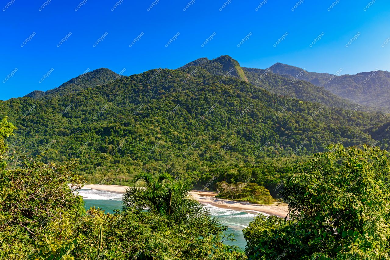 Ilhabela, São Paulo, Brasil: Vista deslumbrante da praia com montanhas exuberantes ao fundo