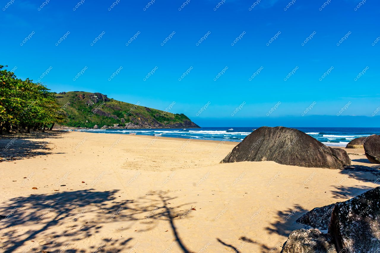 Praia paradisíaca em Ilhabela, São Paulo: tranquilidade e beleza natural