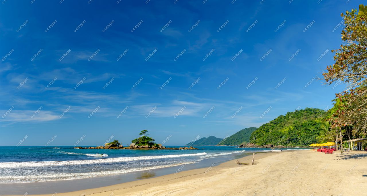 Praia Paradisíaca em Ilhabela, São Paulo: Areia Dourada, Mar Azul-turquesa e Cadeiras Coloridas sob o Sol Brasileiro