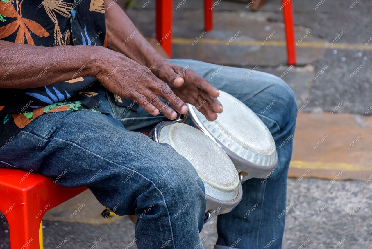 Pelourinho, Salvador, Bahia: Músico tocando congas em meio à rica herança cultural da região