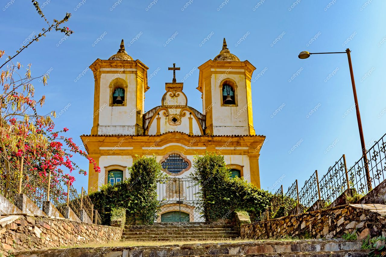 Ouro Preto, Minas Gerais: Igreja Colonial com Torres Simétricas e Paisagem Exuberante