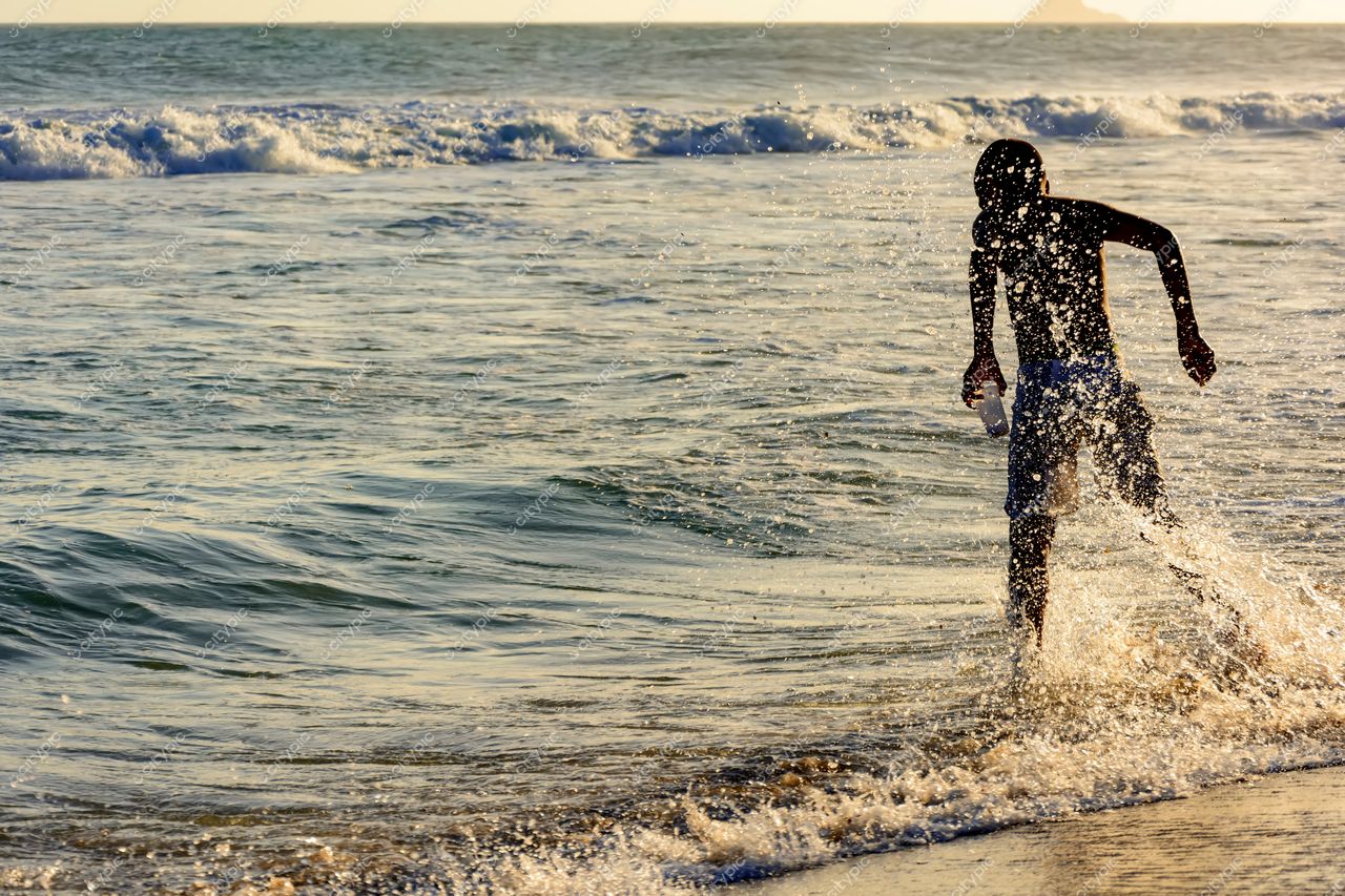 Ipanema, Rio de Janeiro: Jovem se diverte à beira da praia em um dia ensolarado
