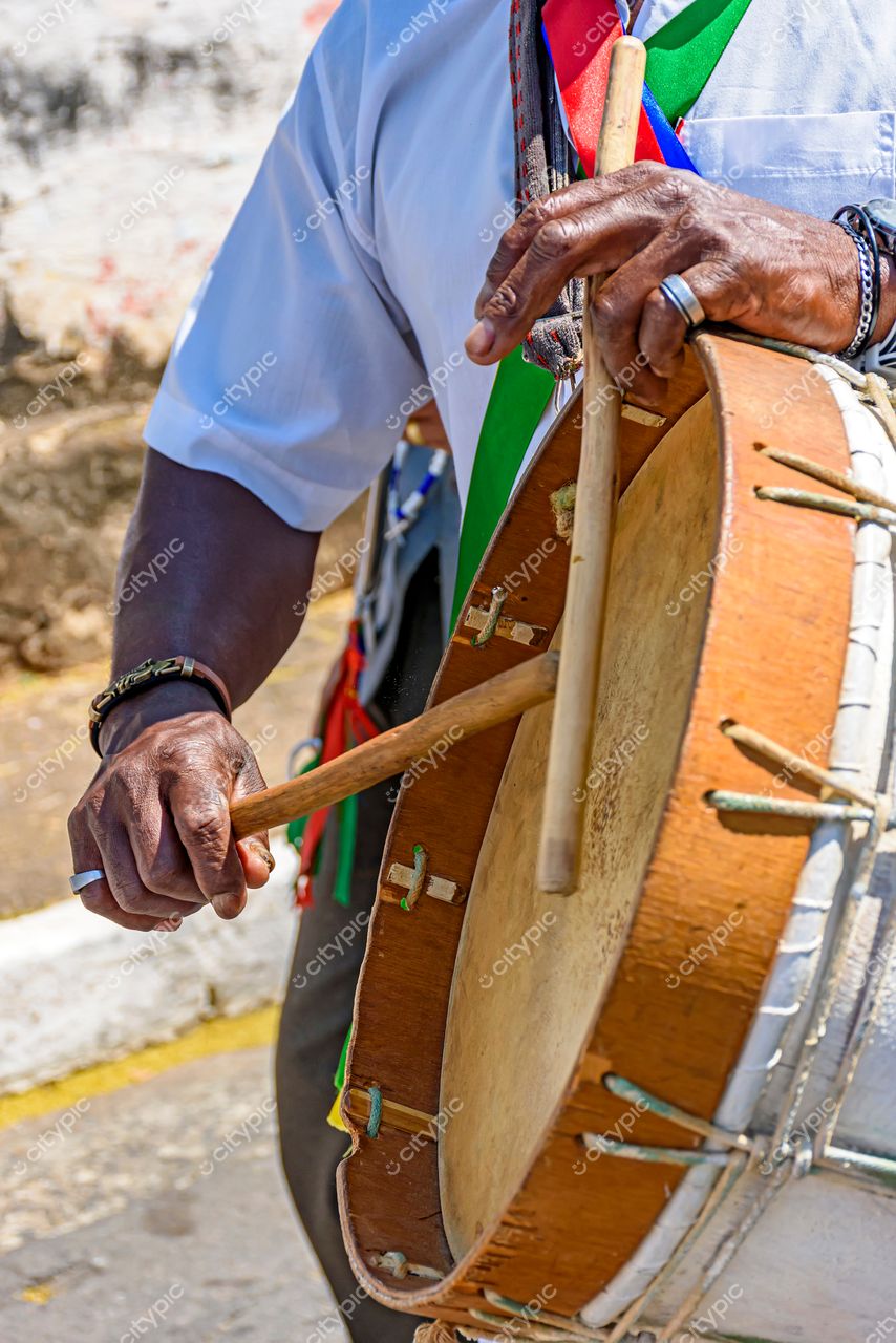 Lagoa Santa, Minas Gerais: Músico talentoso trazendo a essência da cultura local com seu tambor vibrante