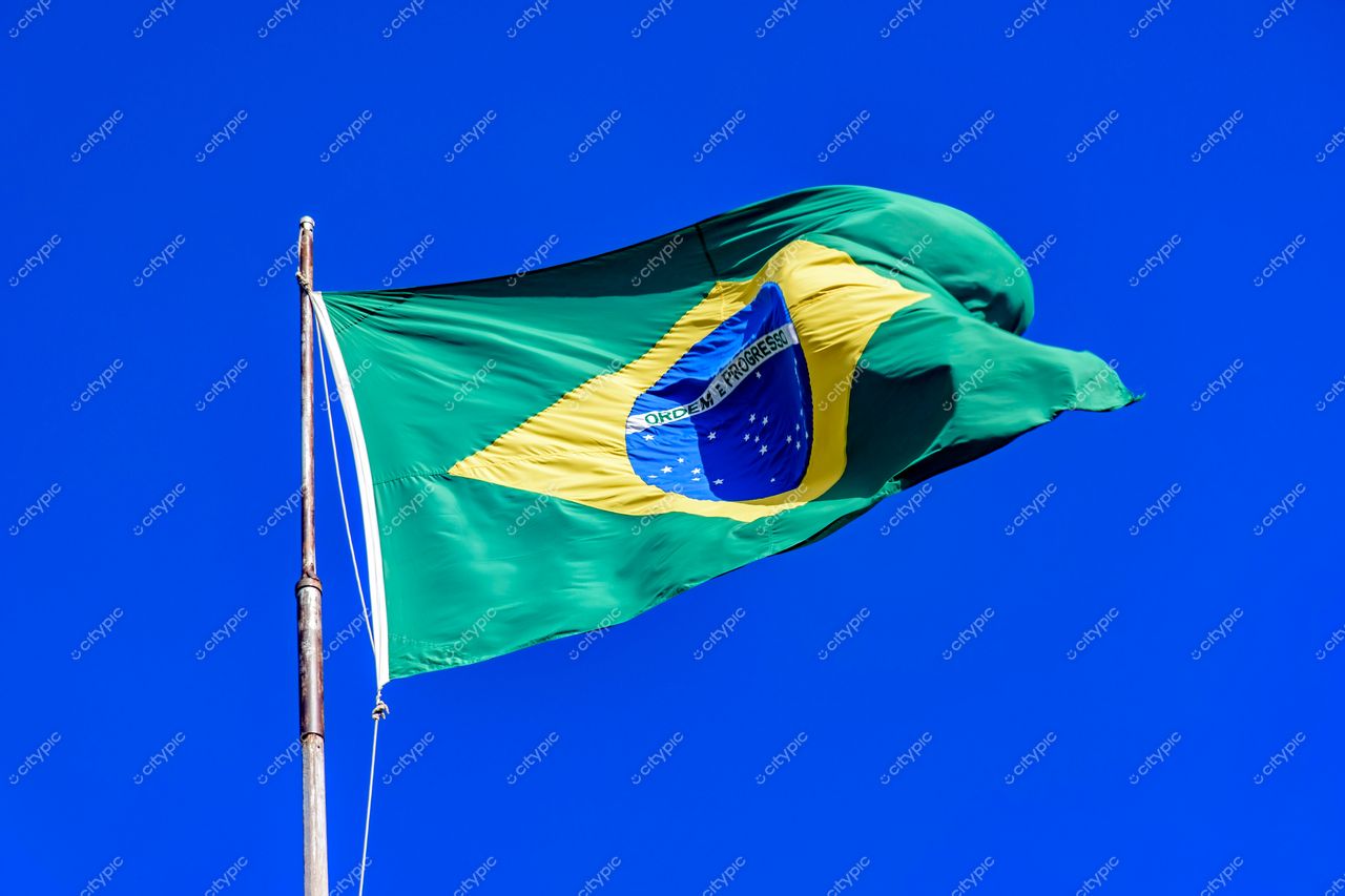 Bandeira do Brasil desfraldada em Ipanema, Rio de Janeiro: símbolo nacional de orgulho e patriotismo