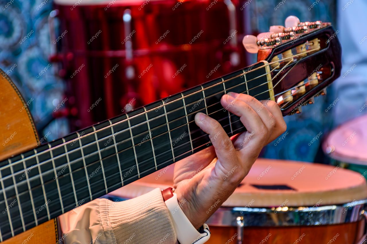 Músico tocando violão em meio à cultura musical de Belo Horizonte, Minas Gerais, Brasil