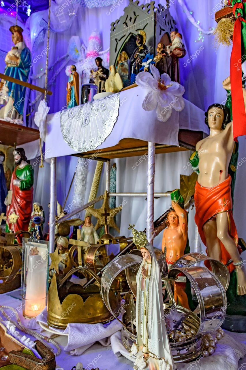 Altar de Devoção: Um Espaço Sagrado para a Fé e a Reflexão
