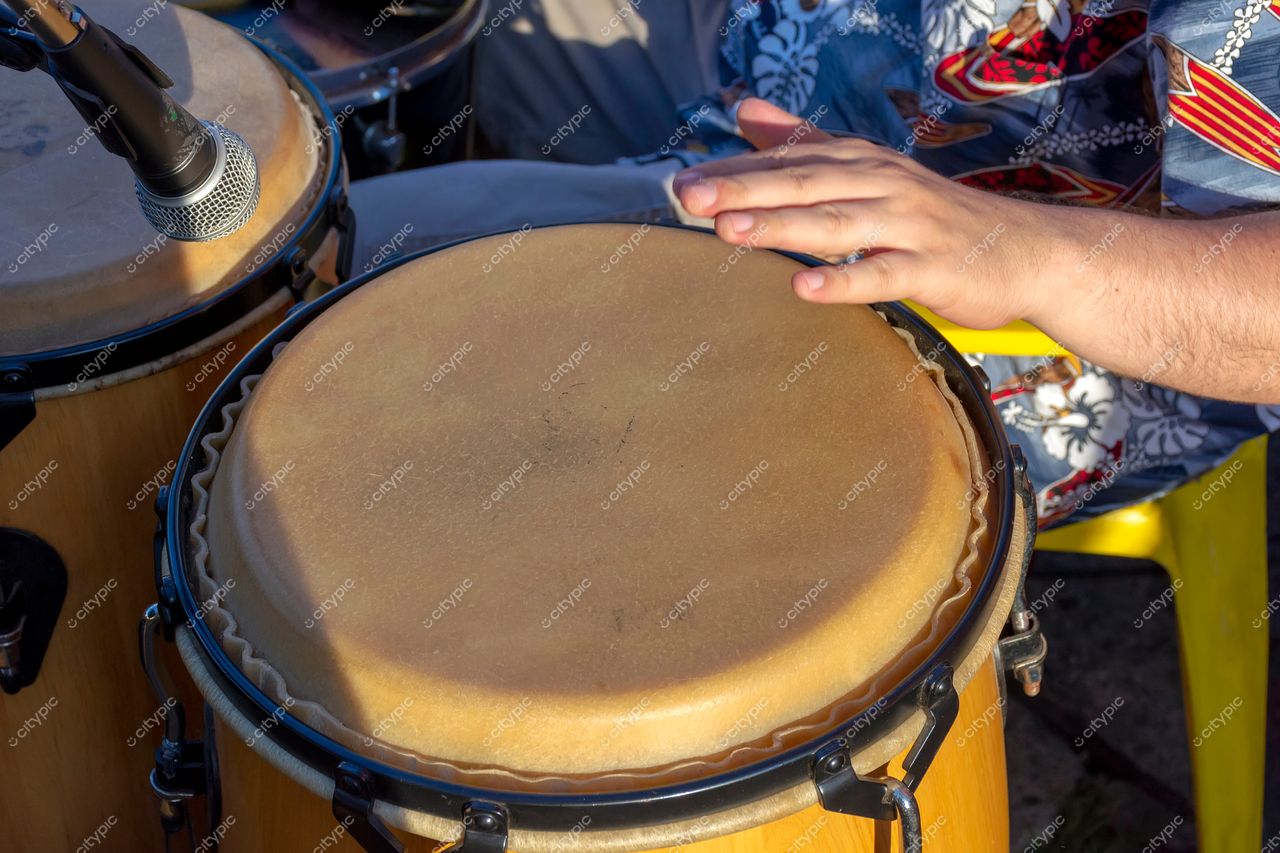Belo Horizonte, Minas Gerais: Close em Congas em uma Apresentação Cultural ao Ar Livre