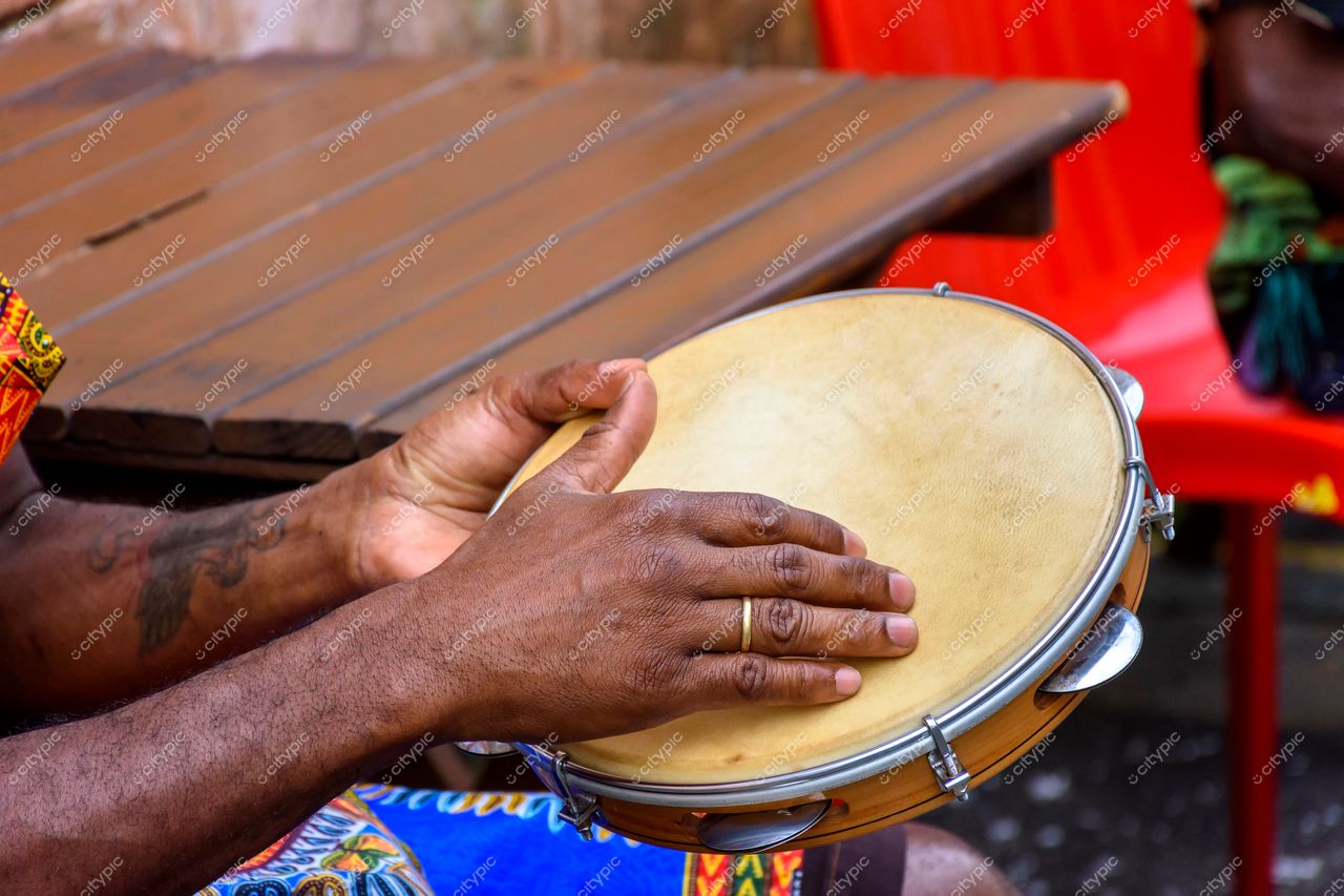 Pelourinho, Salvador, Bahia: Músico habilidoso toca tambor em atmosfera vibrante