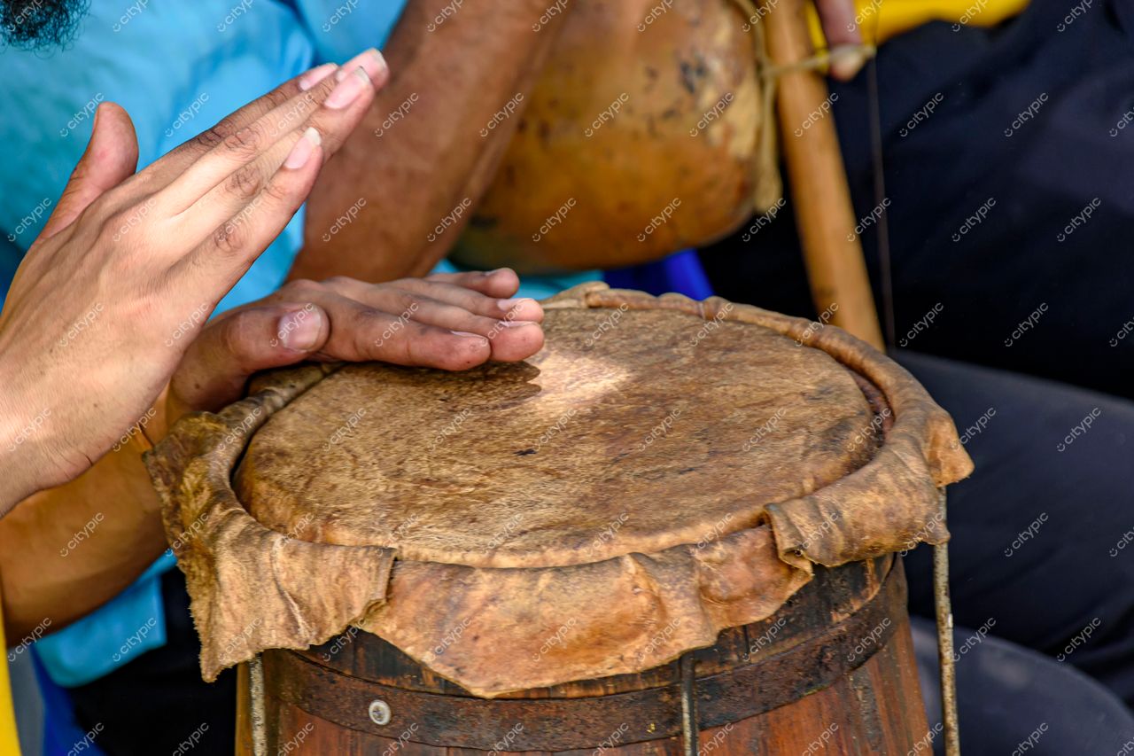 Lagoa Santa, Minas Gerais: Músico em ação tocando tambor artesanal na vibrante cena musical regional