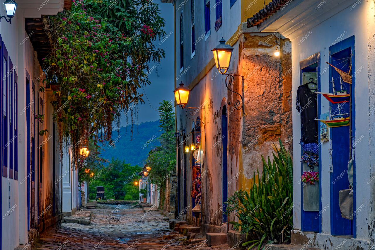 Paraty, Rio de Janeiro: Charmoso beco iluminado ao entardecer