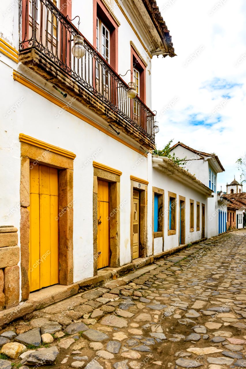 Paraty, Rio de Janeiro: Rua colonial pitoresca com fachadas charmosas e coloridas