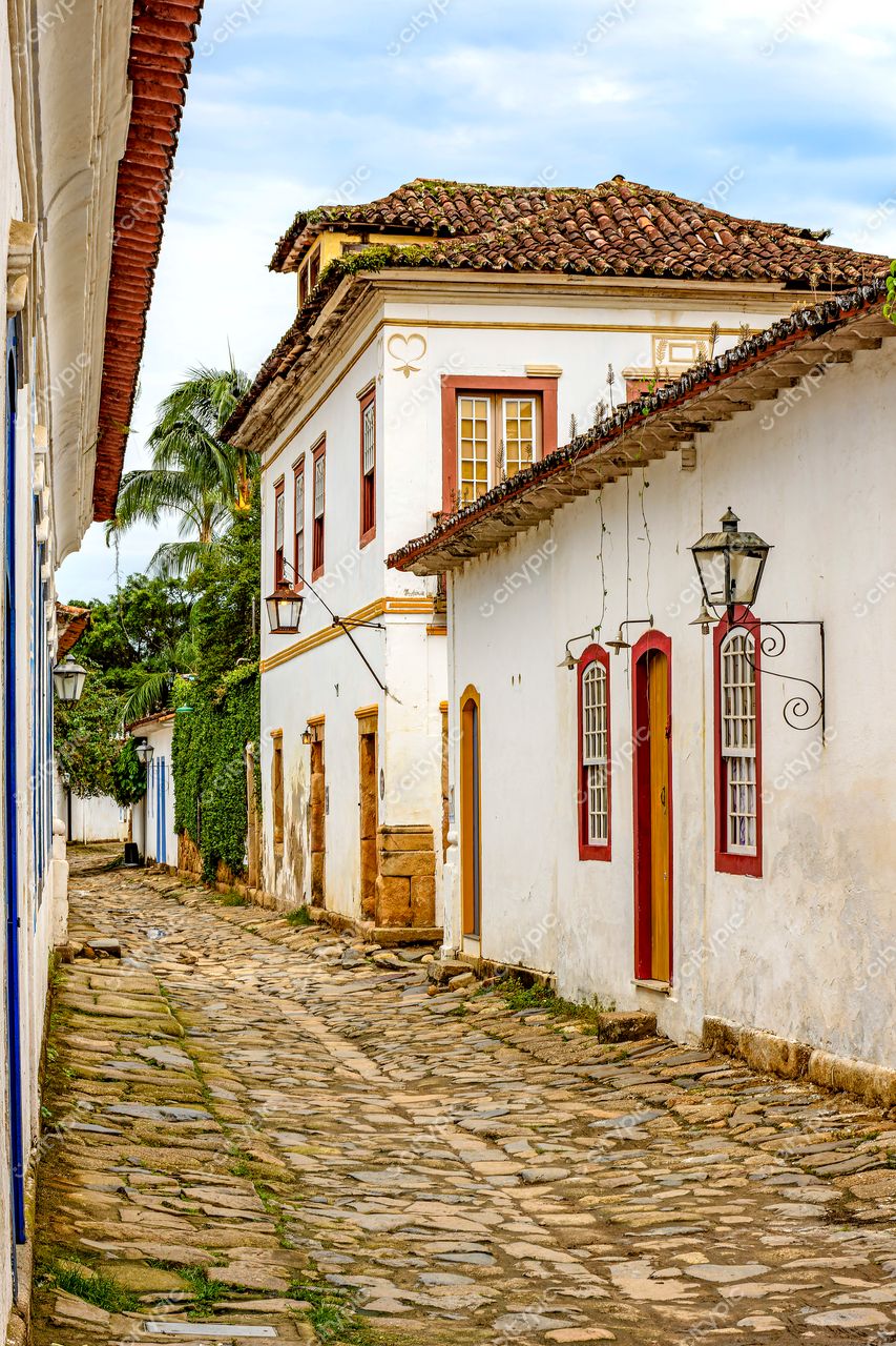 Paraty, Rio de Janeiro: Rua histórica com fachadas coloridas e charme colonial