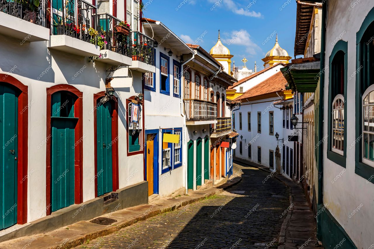 Ouro Preto, Minas Gerais: Rua colonial repleta de cores vibrantes