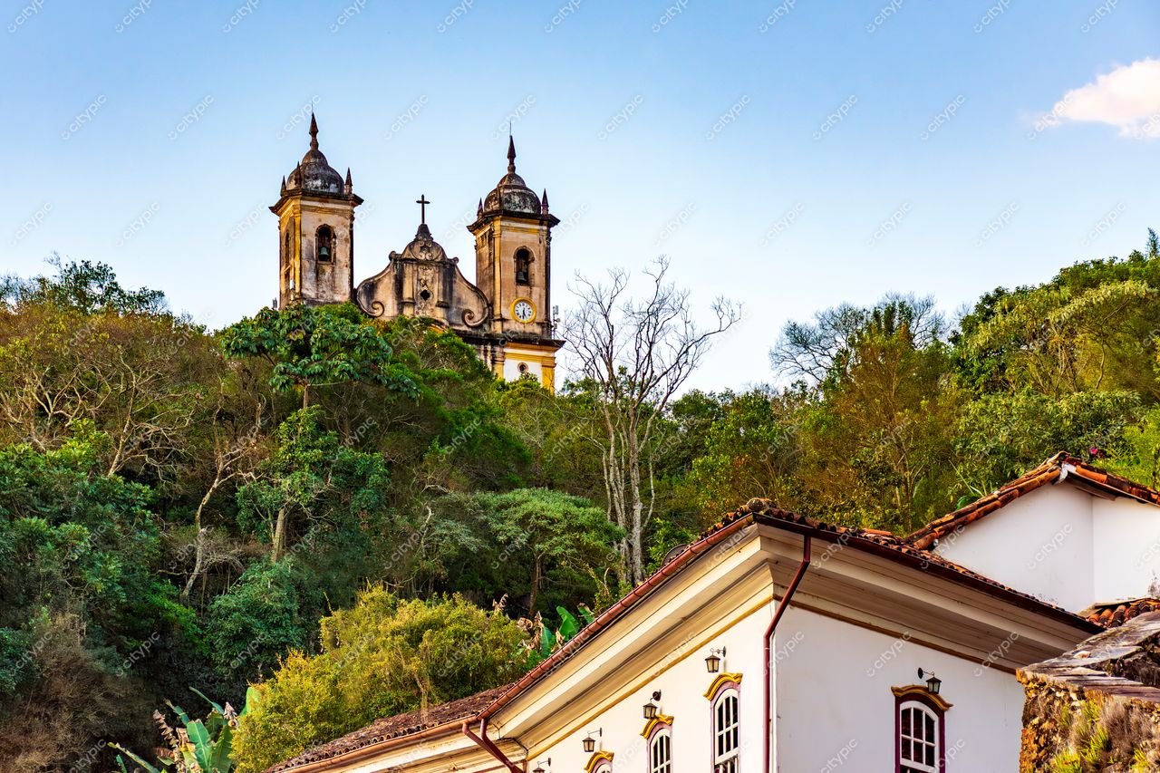 Ouro Preto, Minas Gerais: Igreja de São Francisco de Assis em meio à exuberante vegetação das montanhas