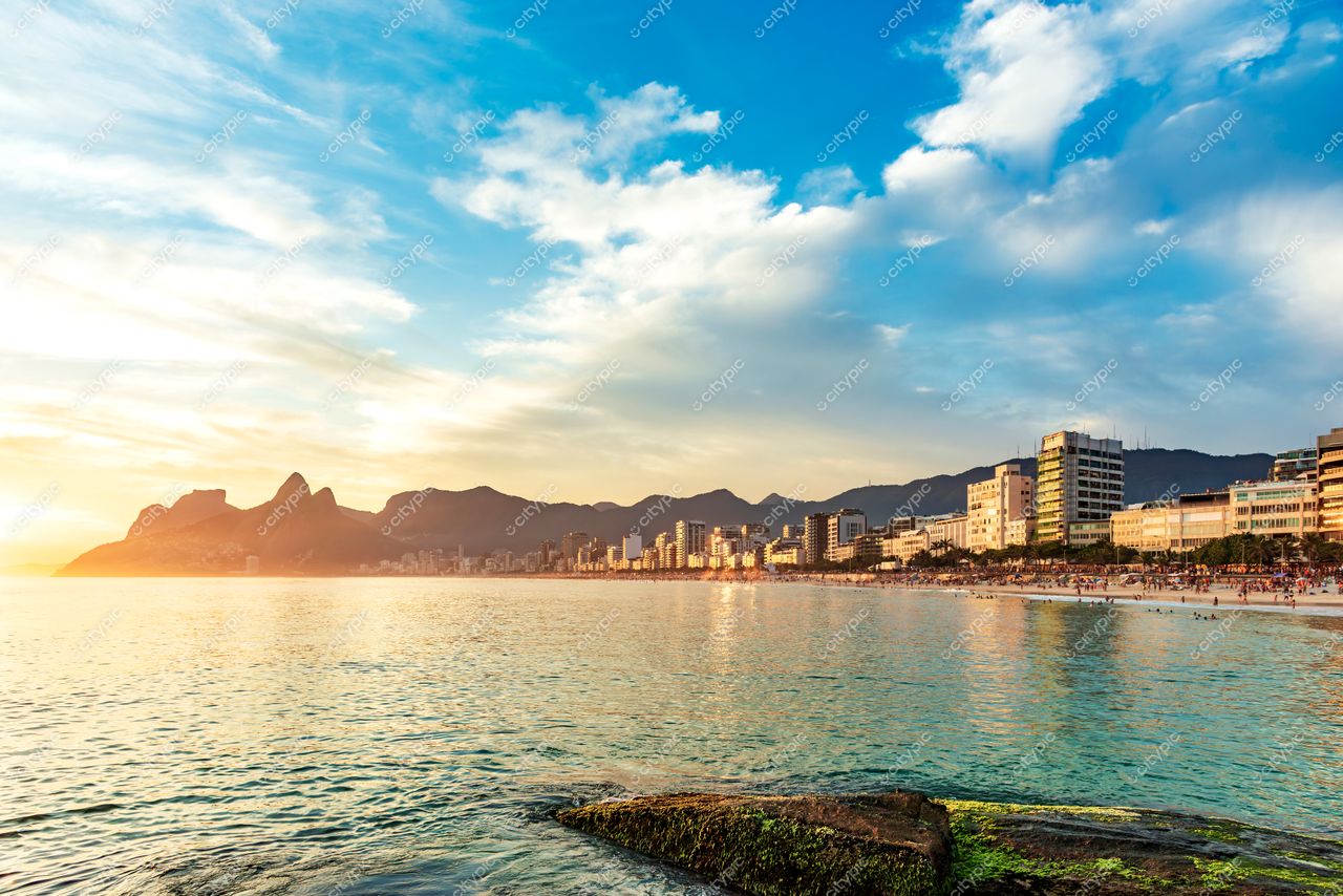 Pôr do sol deslumbrante na Praia de Ipanema, Rio de Janeiro: a harmonia entre natureza e cidade
