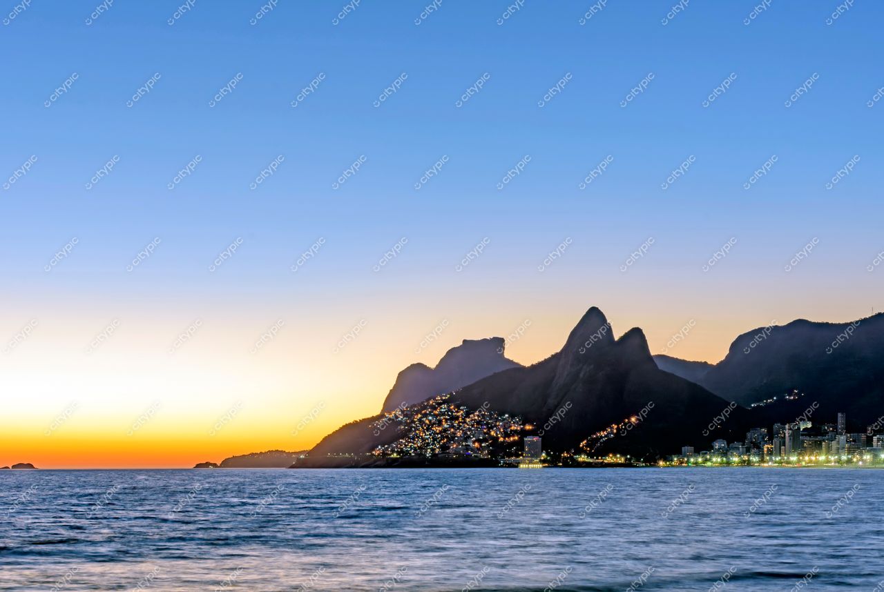 Pôr do sol deslumbrante em Ipanema, Rio de Janeiro: a magia das cores sobre o mar e as montanhas