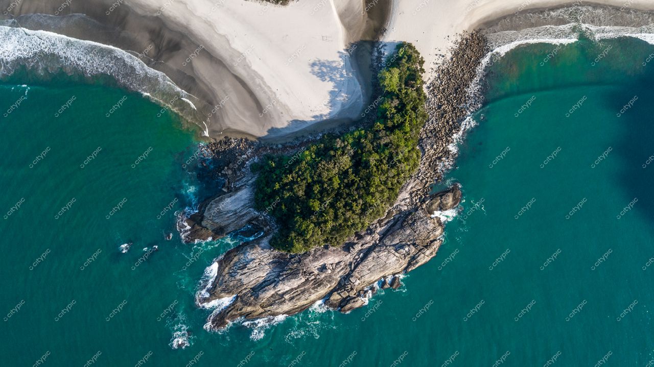 São Paulo, Brasil: Costa deslumbrante com águas cristalinas e vegetação exuberante
