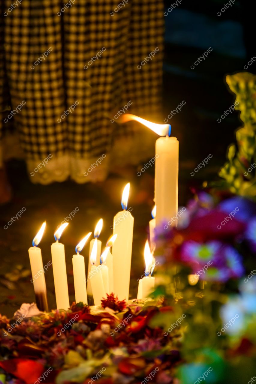 Locais Diversos em Belo Horizonte: Ambiente Acolhedor e Contemplativo com Velas e Flores
