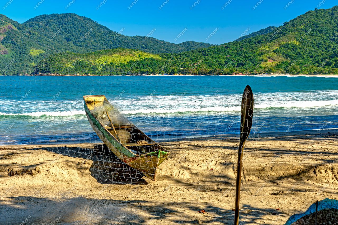 Praia de Ilhabela: Cena tranquila à beira-mar