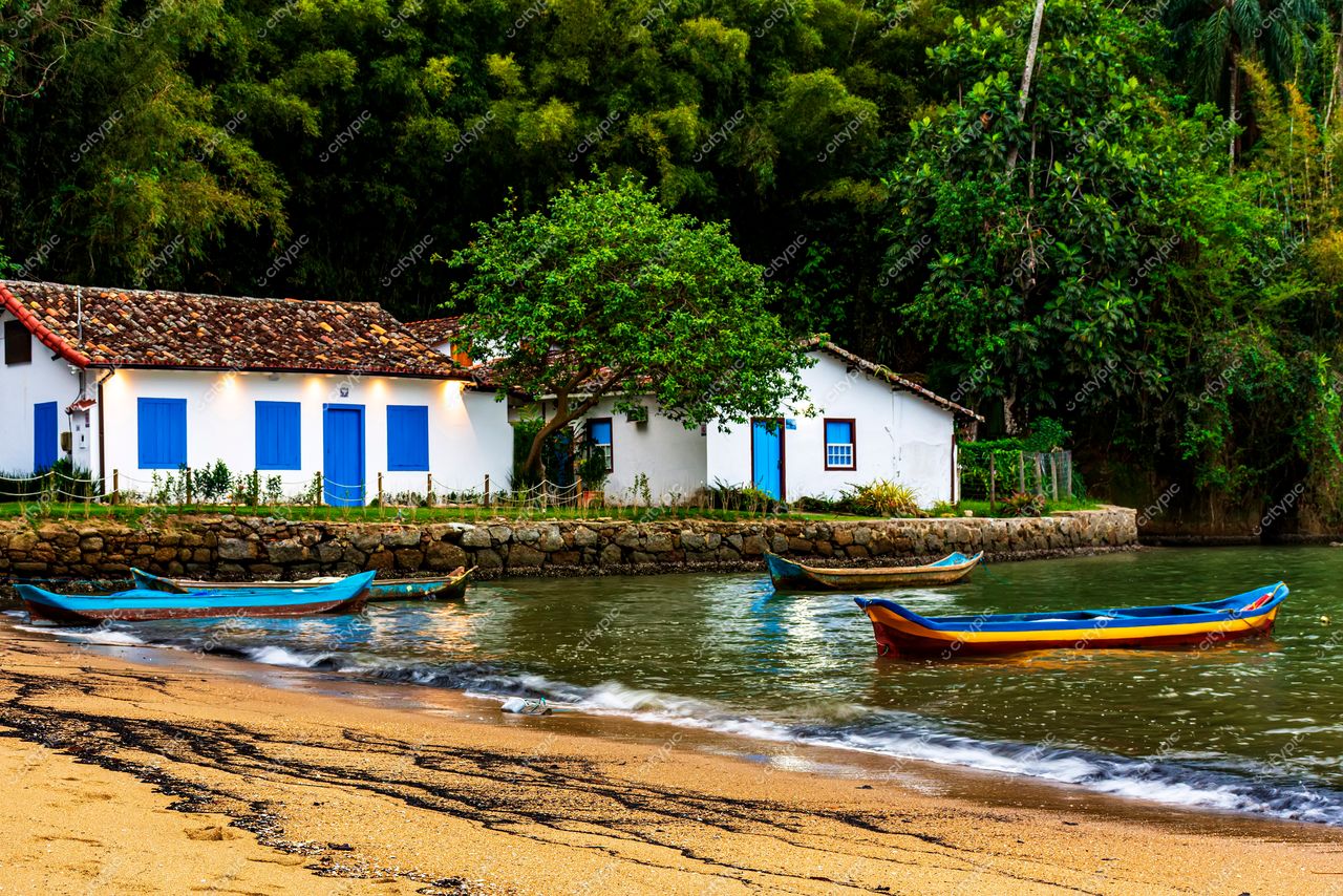 Paraty, Rio de Janeiro: Casa colonial à beira do canal em meio à exuberante vegetação e pequenas embarcações coloridas