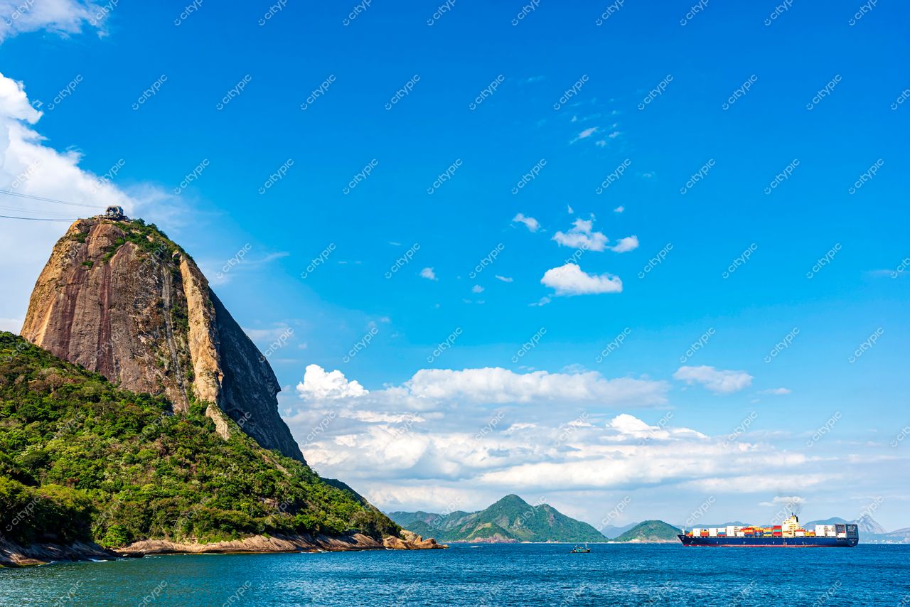 Urca, Rio de Janeiro: O Pão de Açúcar sob um céu azul vibrante