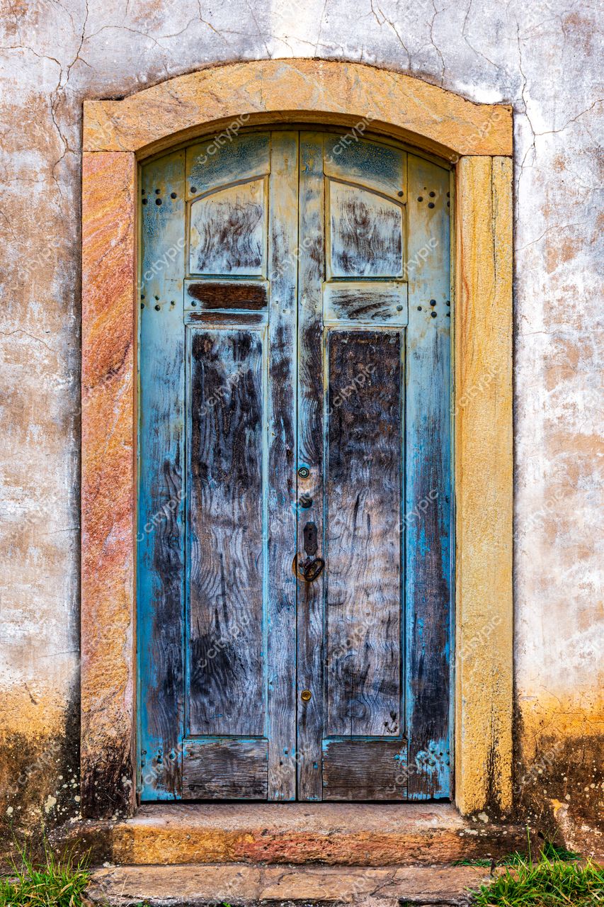 Ouro Preto, Minas Gerais: Porta de Madeira em Tons de Azul Desgastado
