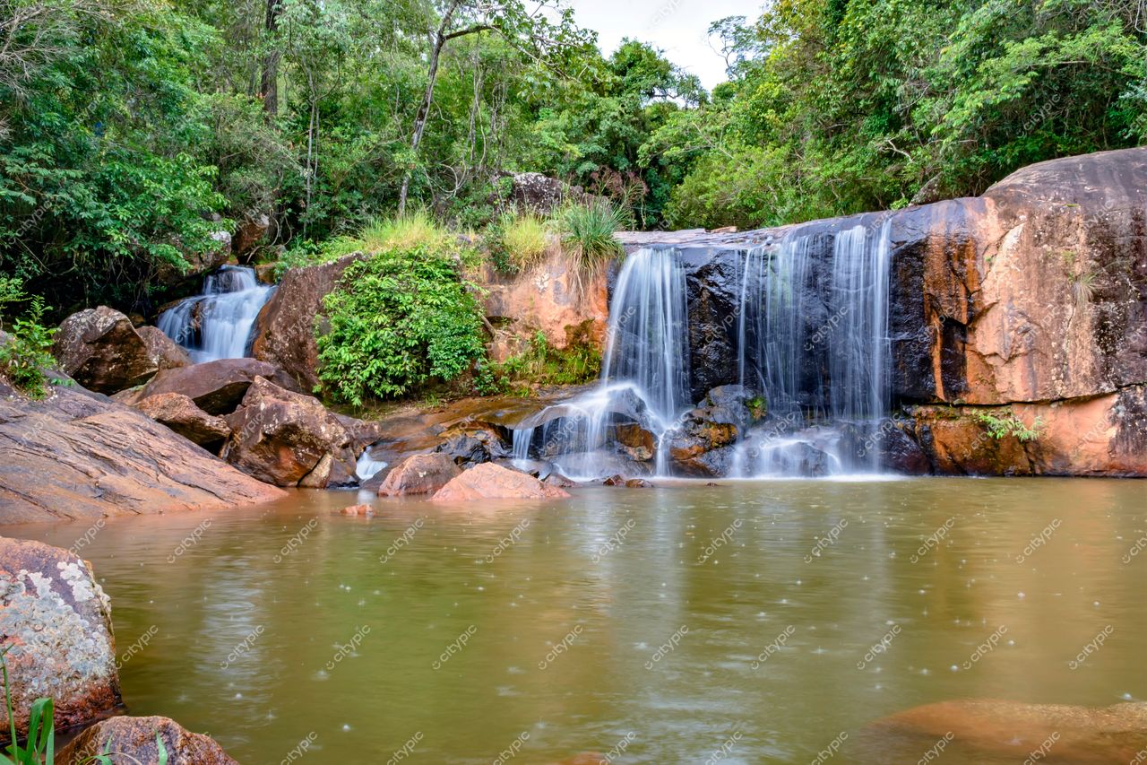 Moeda, Minas Gerais: A serenidade da cachoeira cristalina