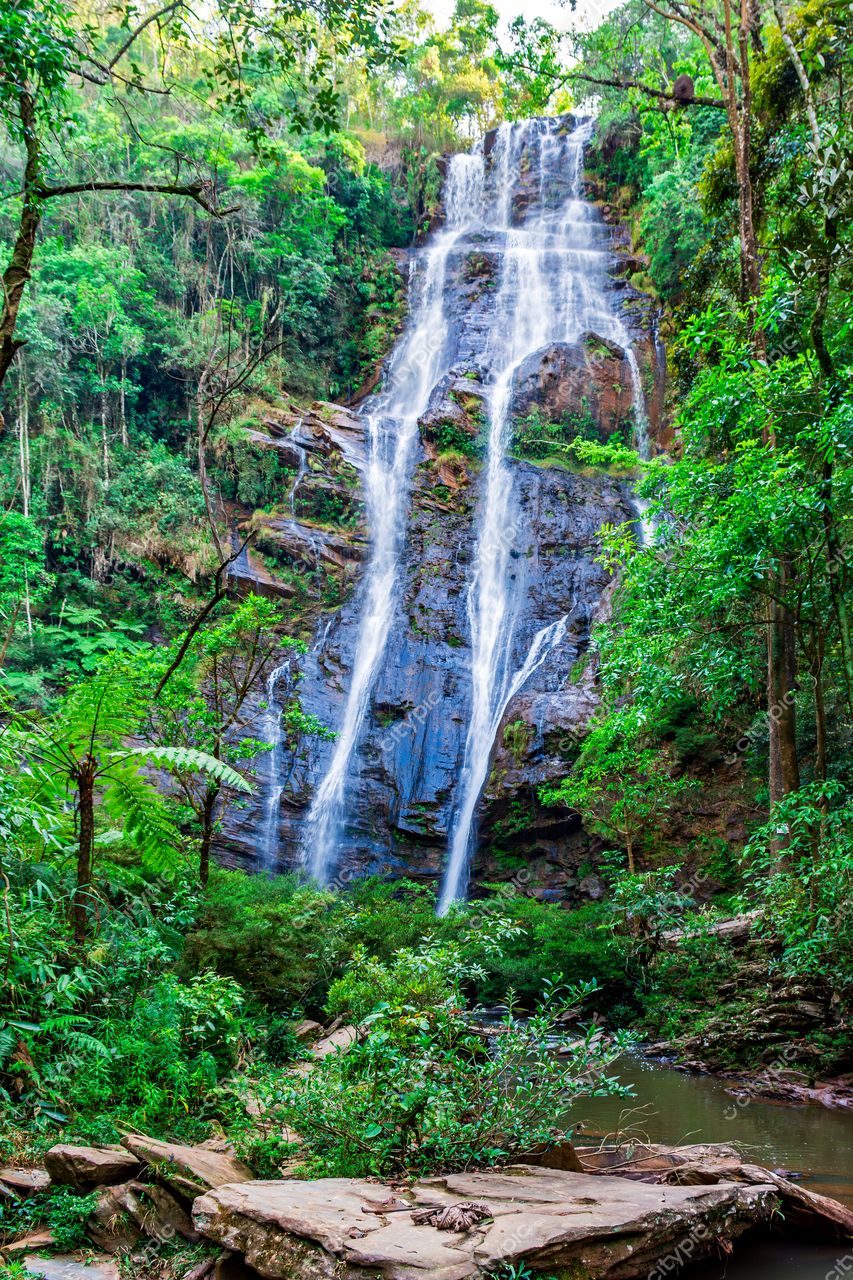Oásis de Serenidade: A majestosa cascata em meio à exuberante floresta tropical