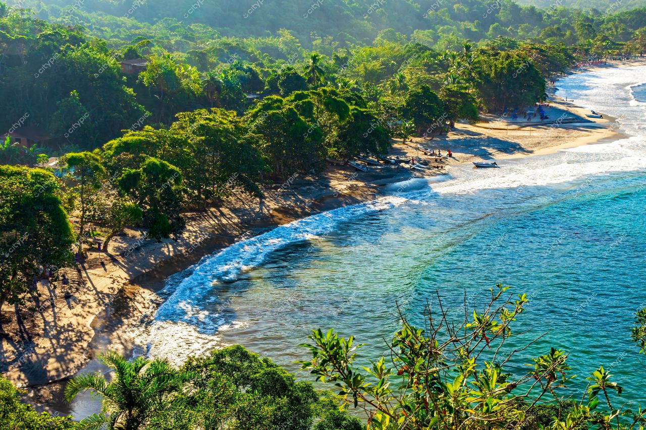 Praia do Curral: Vista Aérea da Costa de Ilhabela, São Paulo, Brasil