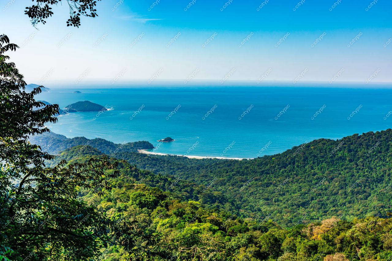 Ilhabela, São Paulo: Vista panorâmica da costa exuberante e serena