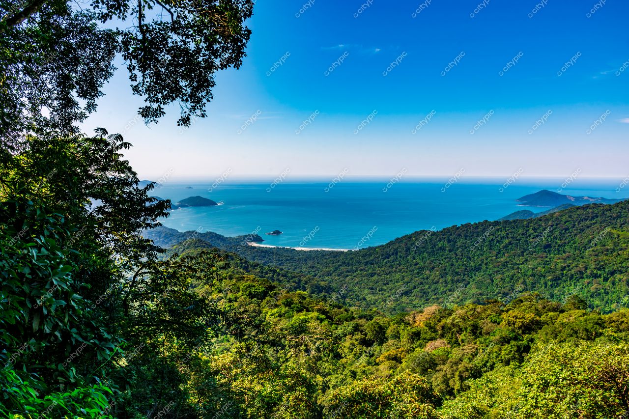Ilhabela, São Paulo: Harmonia entre montanhas verdes e o vasto oceano azul