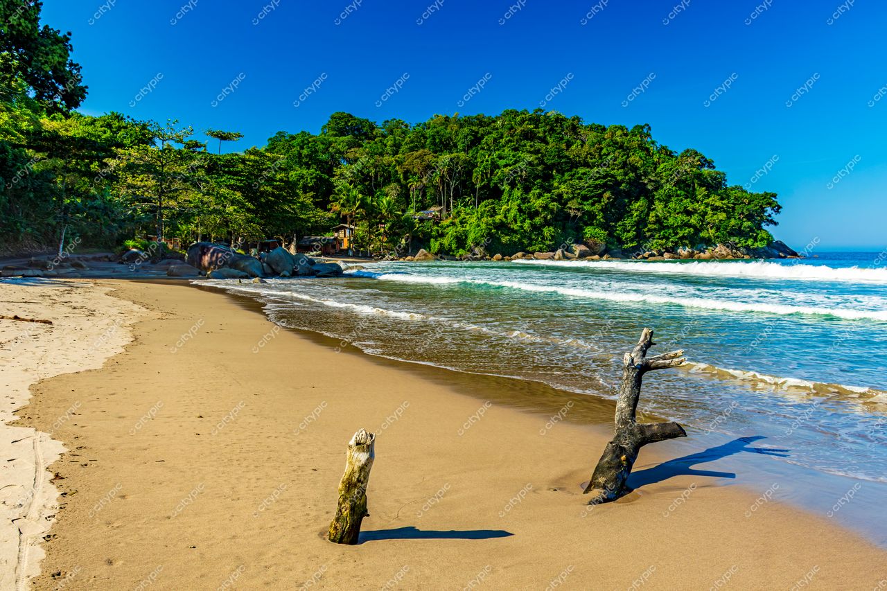 Praia Paradisíaca em Ilhabela, São Paulo: Oásis de tranquilidade e beleza natural